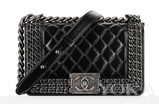 Chanel Chain-Embellished Boy Bag 约32400人民币