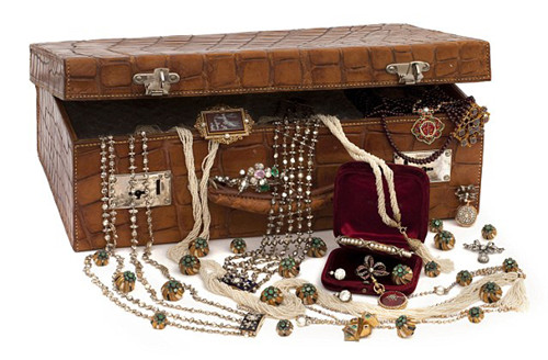 英女子发现70年前5.5万英镑珠宝箱