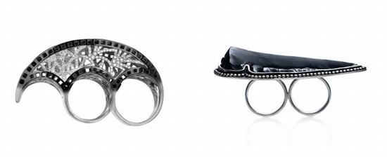 从左到右：Jacob&Co.白金钻石戒指、Pamela Love黑曜石戒指