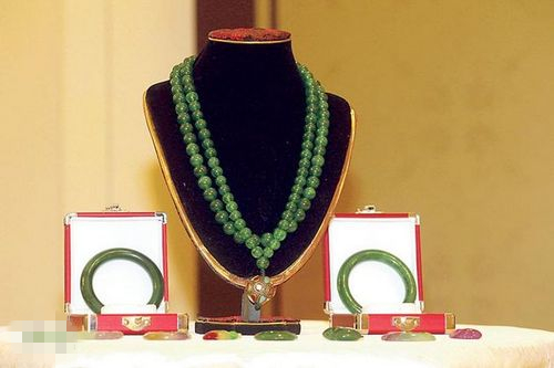 这串绿色的翡翠朝珠，是当年慈禧太后赐给光绪帝，光绪帝又转赠给珍妃，起拍价为1.8亿人民币(约港元2.23亿)。