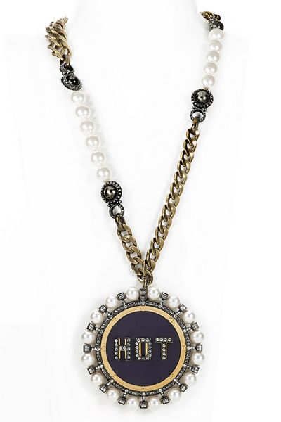 Dior镶嵌珍珠金色戒指 约3663元