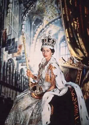 伊丽莎白女王佩戴光明之山皇冠 