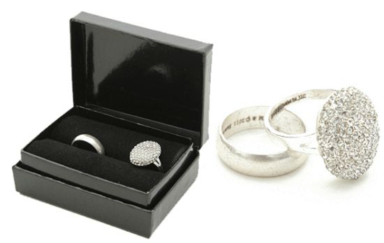 这枚戒指和《暮光之城》里Edward 送给Bella的一模一样