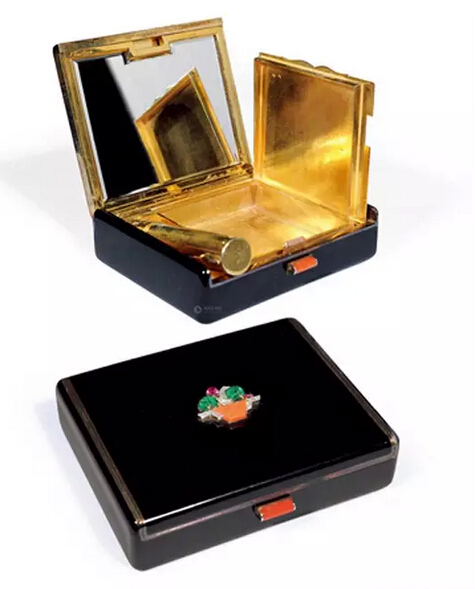 1925年卡地亚嵌宝古董旅行首饰盒 “米诺蒂耶”百宝匣（Minaudiere） 2013年拍卖，成交价RMB276，000