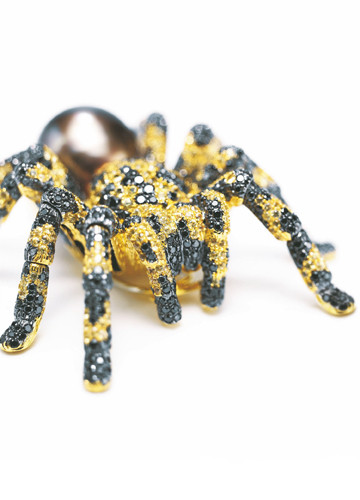 Anna Hu 蜘蛛之吻胸针，材质：南洋珠、黑钻及钻石