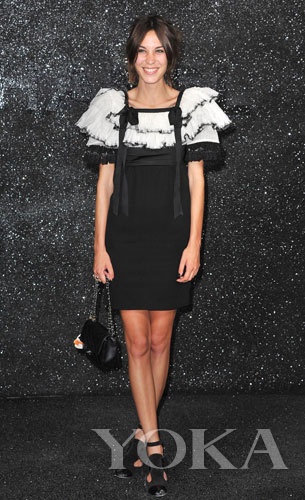 ɺ (Alexa Chung) 
