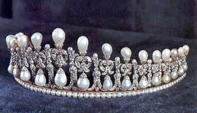 “珍珠泪”王冠(The Cambridge lover''s Knot Tiara) 