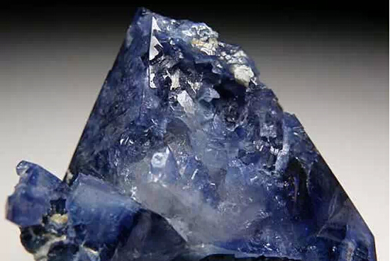 ׶(Benitoite)