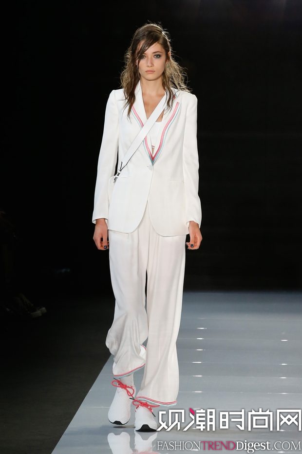 Emporio Armani 2018ϵDƬ