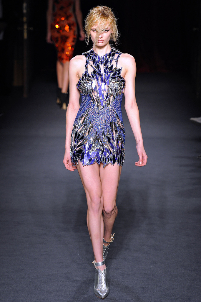 Julien Macdonald 2013ﶬŮװϵУ׶ʱװܣͼƬ