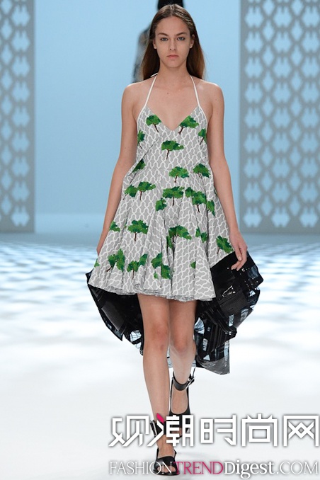 Chalayan 2015İrbDƬ