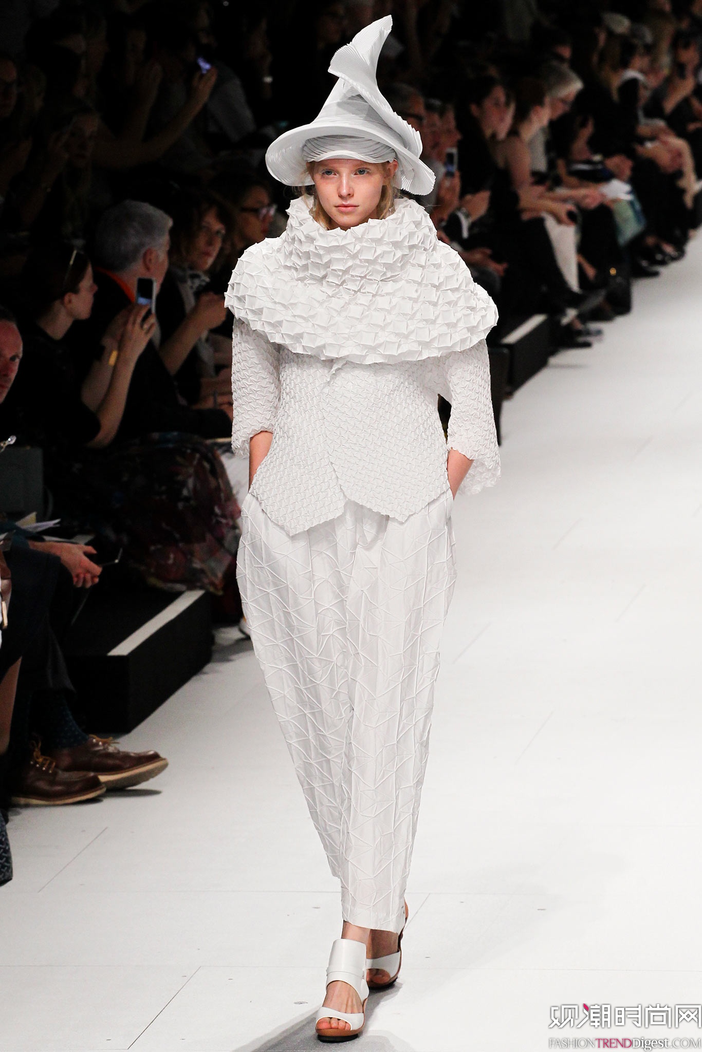 Issey Miyake 2015İʱװ㳡ͼƬ