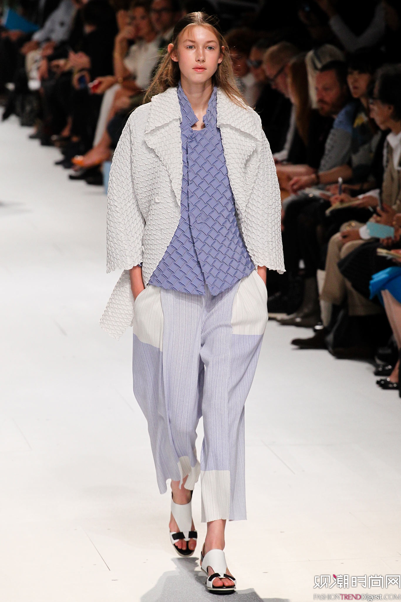 Issey Miyake 2015İʱװ㳡ͼƬ