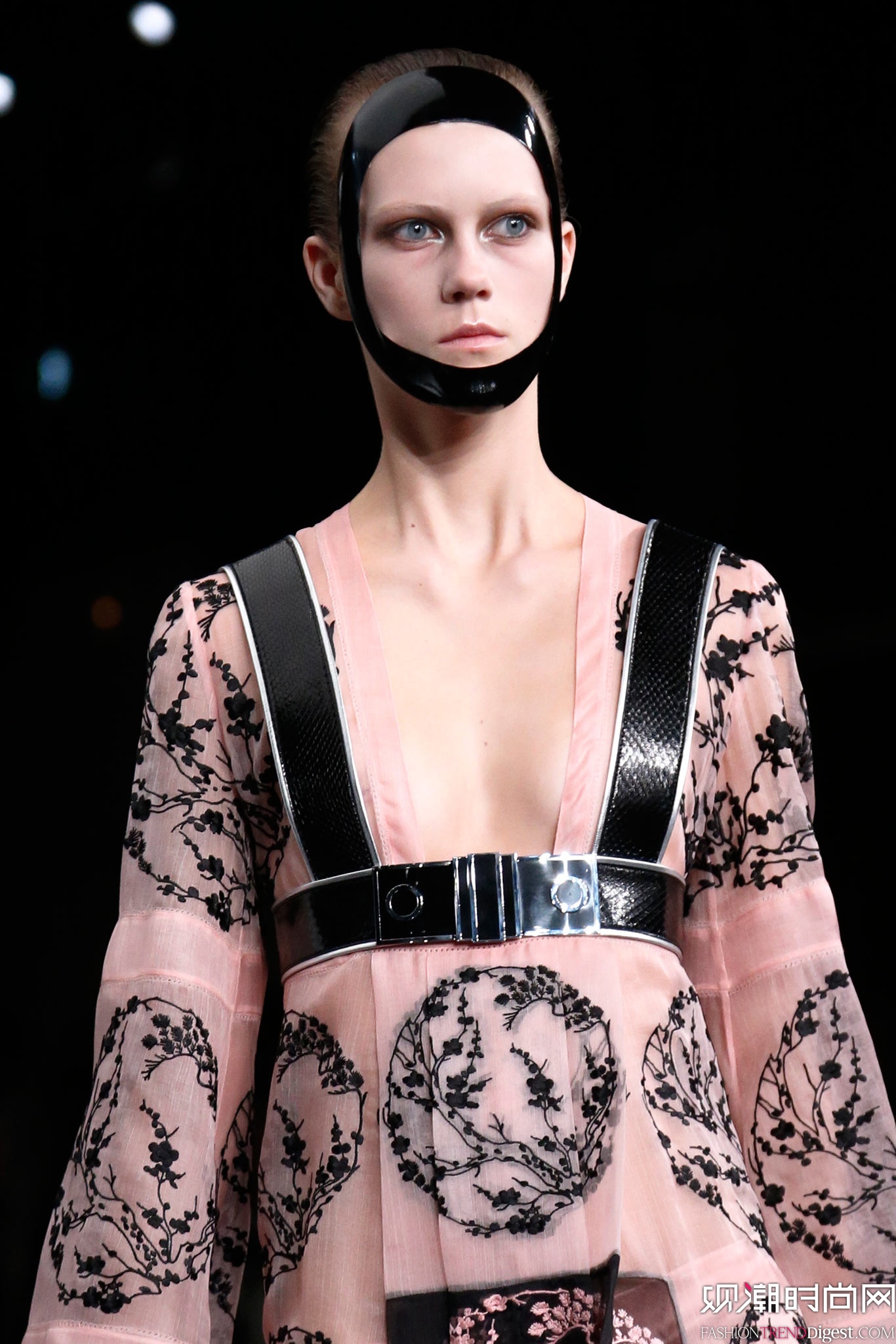 Alexander McQueen 2015İʱװ㳡ͼƬ