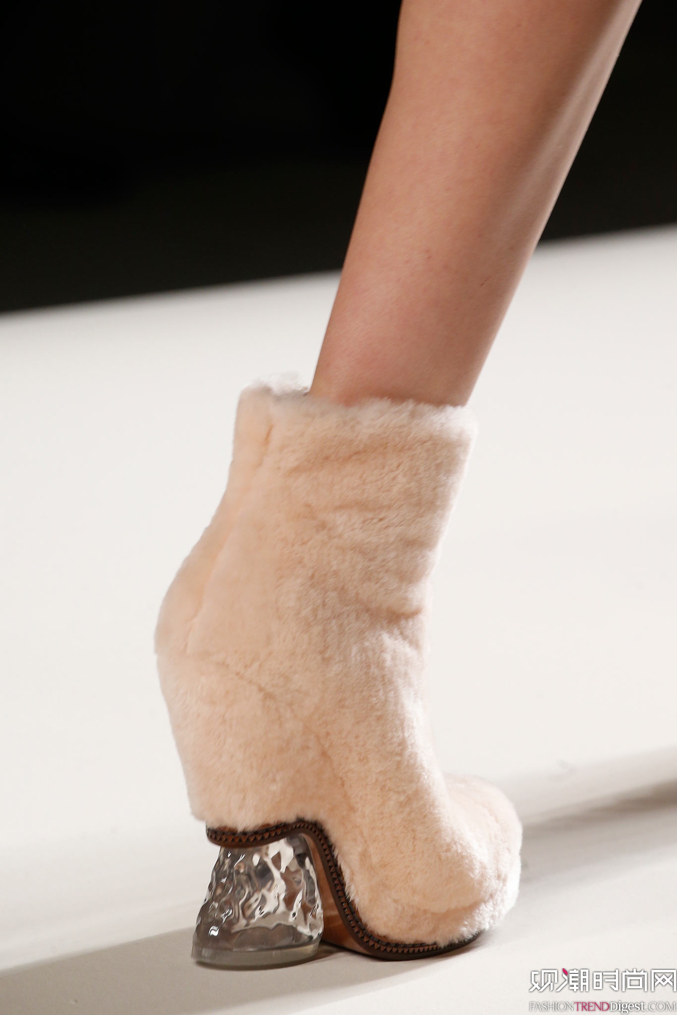 Fendi 2015�ﶬʱװ��ϵ���㳡����ͼƬ