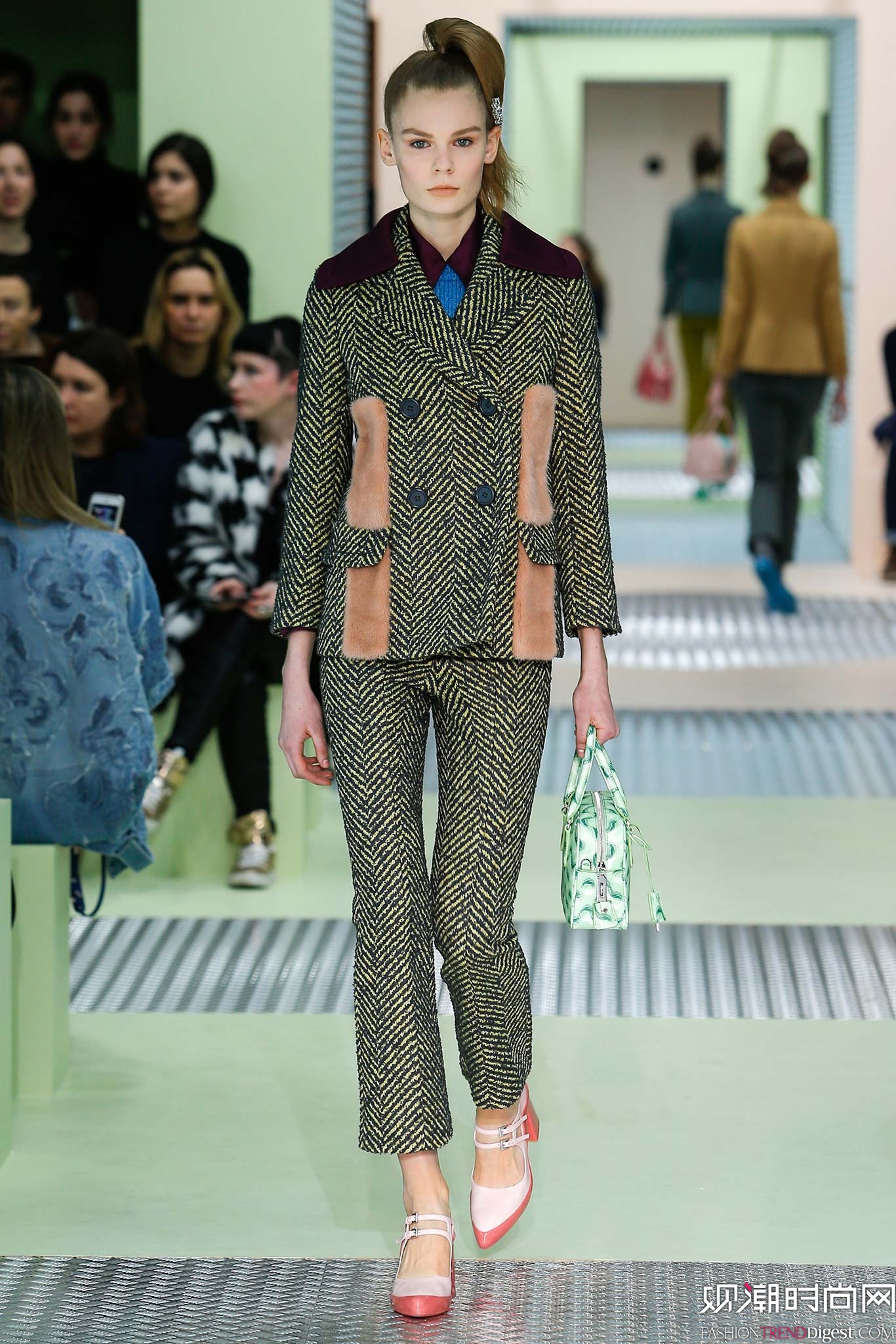 Prada 2015ﶬŮװϵ㳡ͼƬ