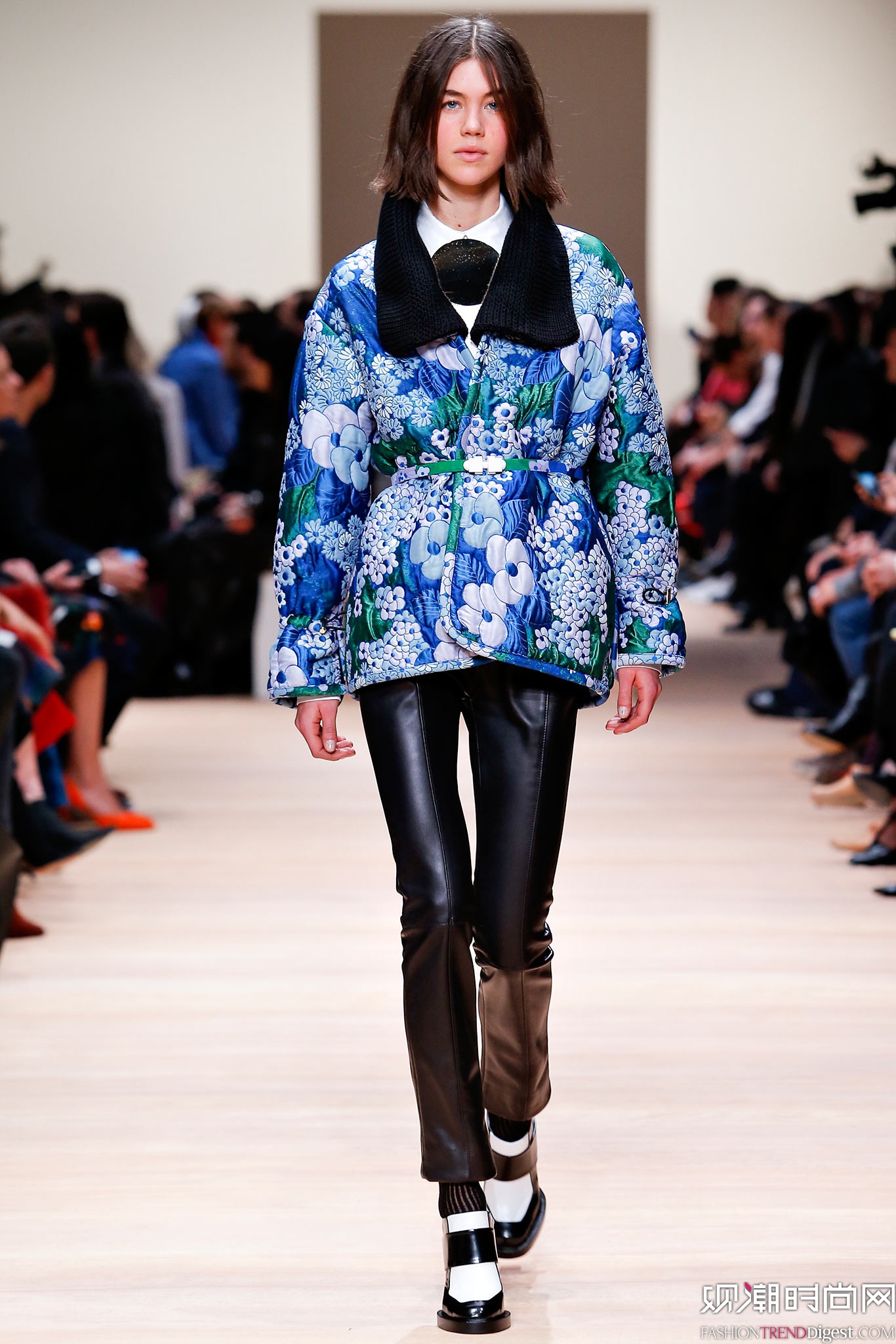 Carven 2015ﶬʱװϵ㳡ͼƬ