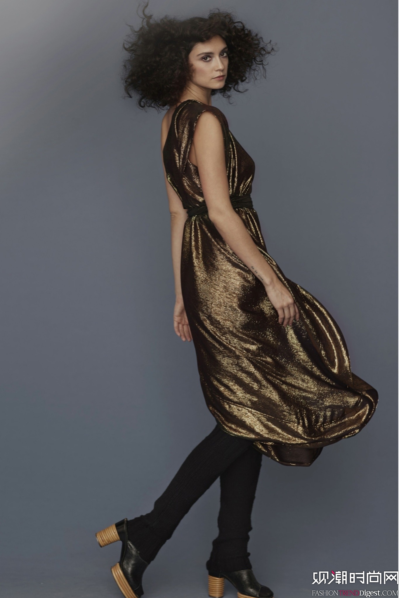 Electric Feathers 2015ﶬrbϵDƬ