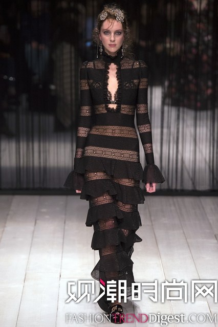 Alexander McQueen 2016�ﶬ�׶�ʱװ�ܸ���ͼƬ