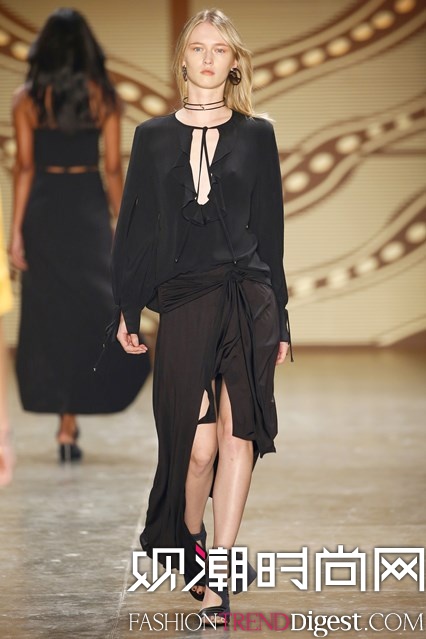 Lilly Sarti 2017ϵDƬ