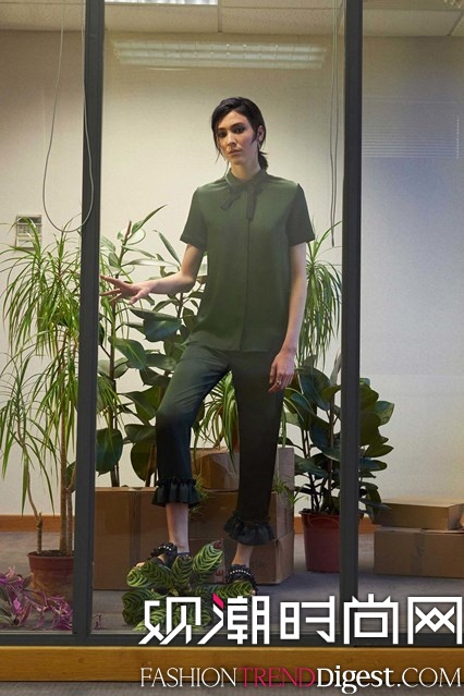 Mother of Pearl 2017紺ϵLookBookDƬ