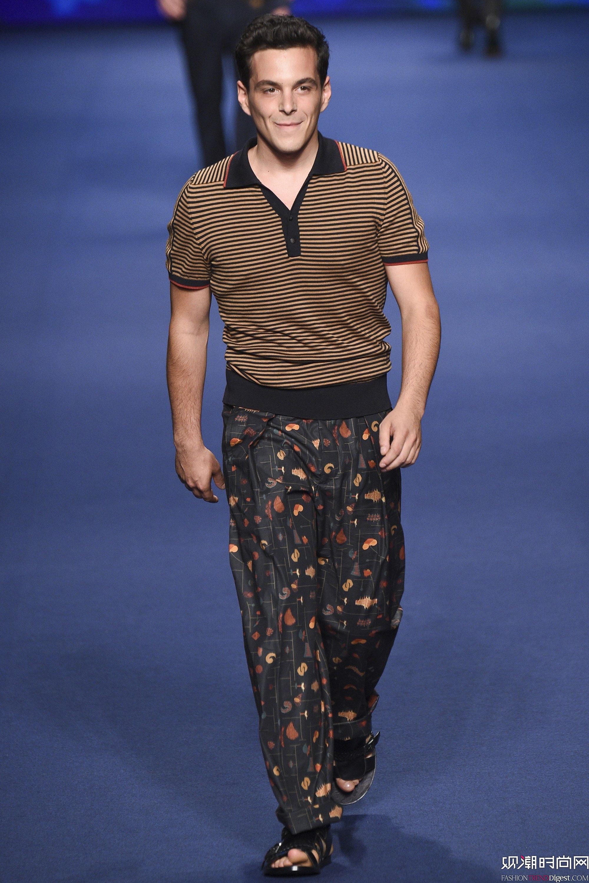 Etro 2017bϵDƬ