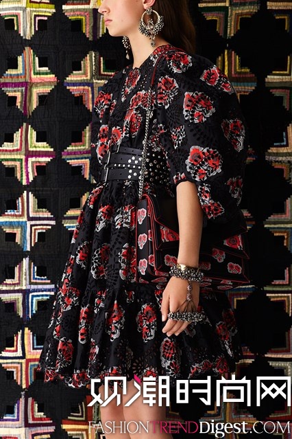 Alexander McQueen 2017紺ϵl(wi)ookbookDƬ