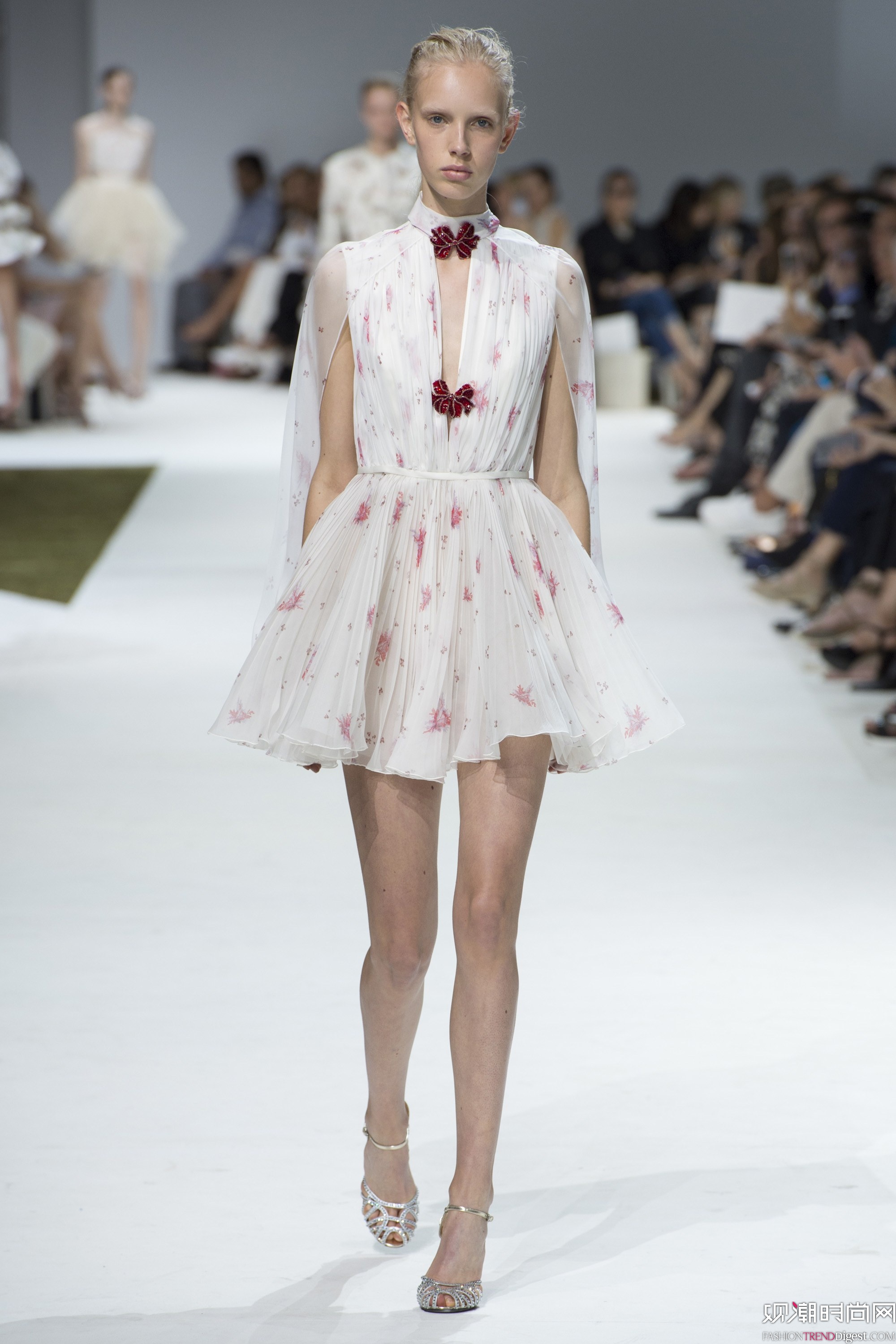 Giambattista Valli 2016ﶬ߶ϵ㳡ͼƬ