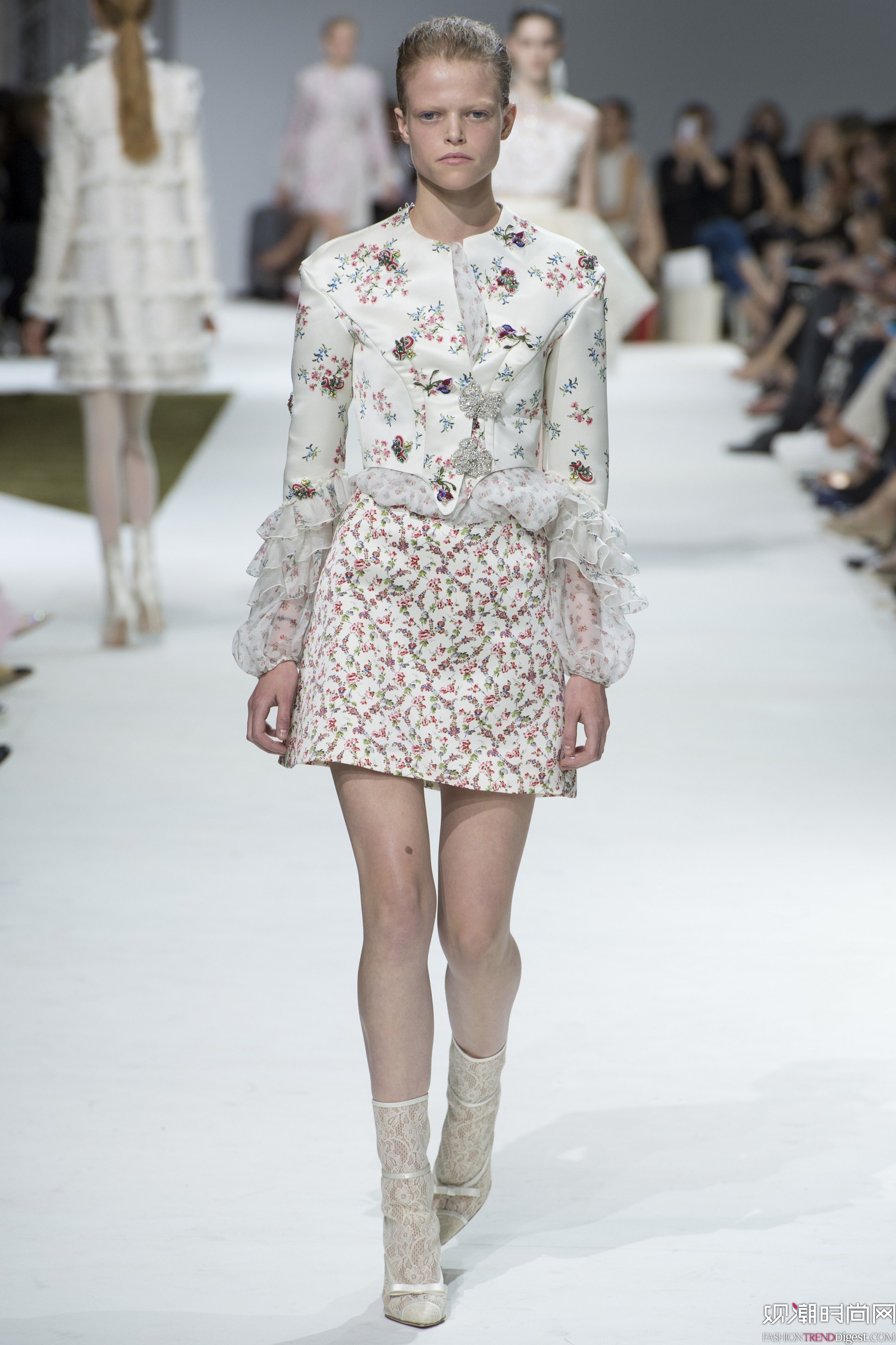 Giambattista Valli 2016ﶬ߶ϵ㳡ͼƬ