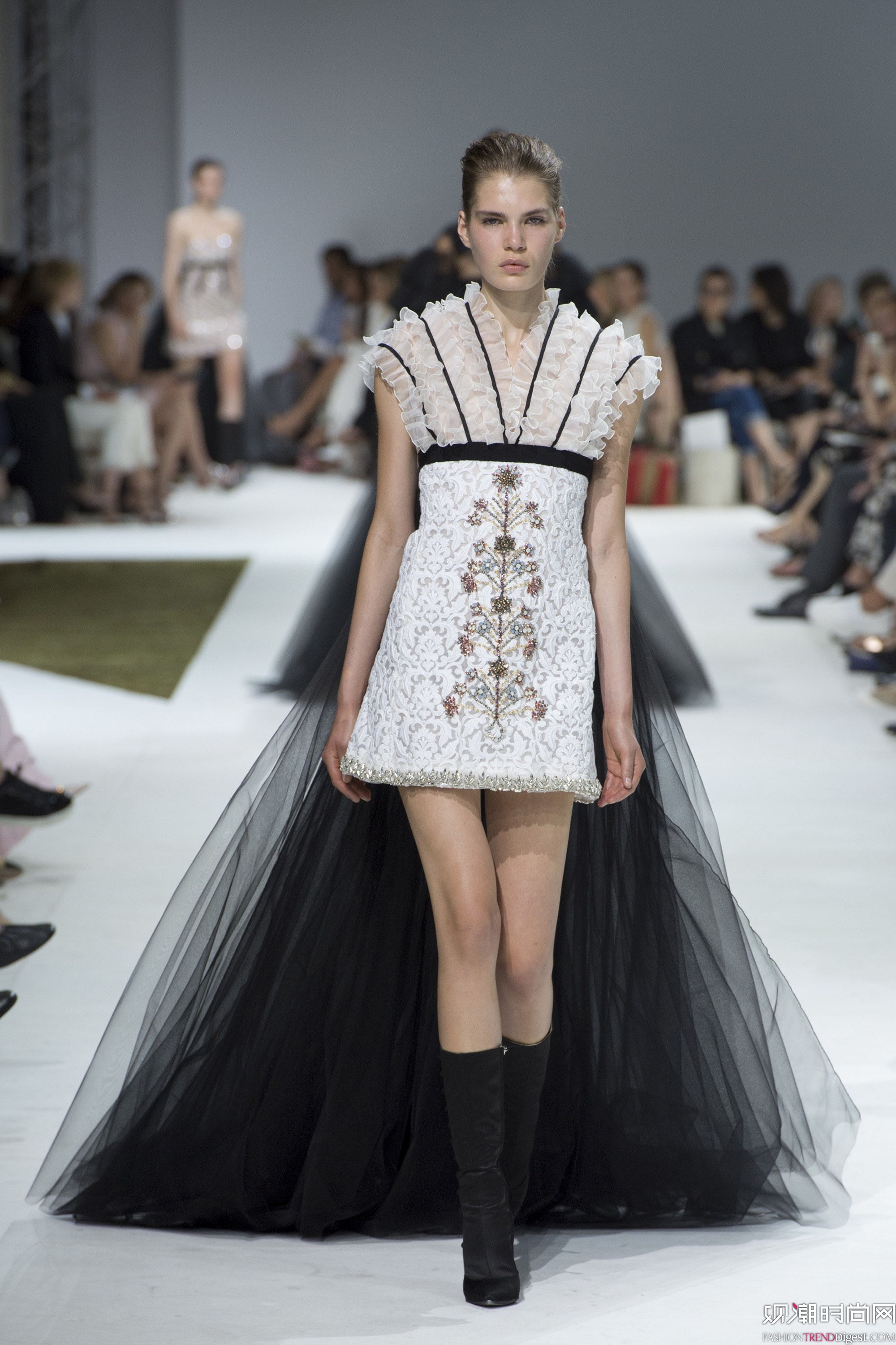 Giambattista Valli 2016ﶬ߶ϵ㳡ͼƬ