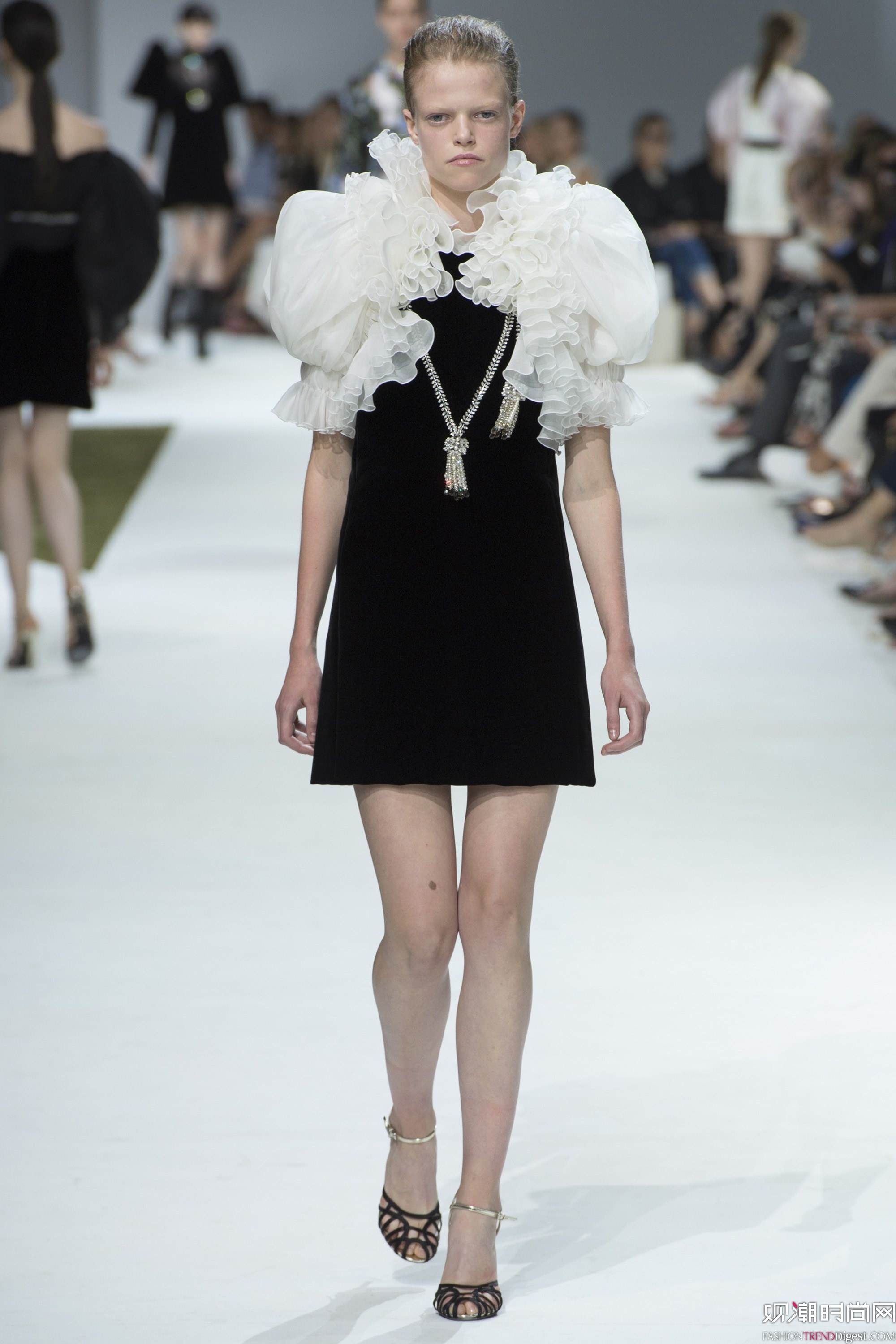 Giambattista Valli 2016ﶬ߶ϵ㳡ͼƬ