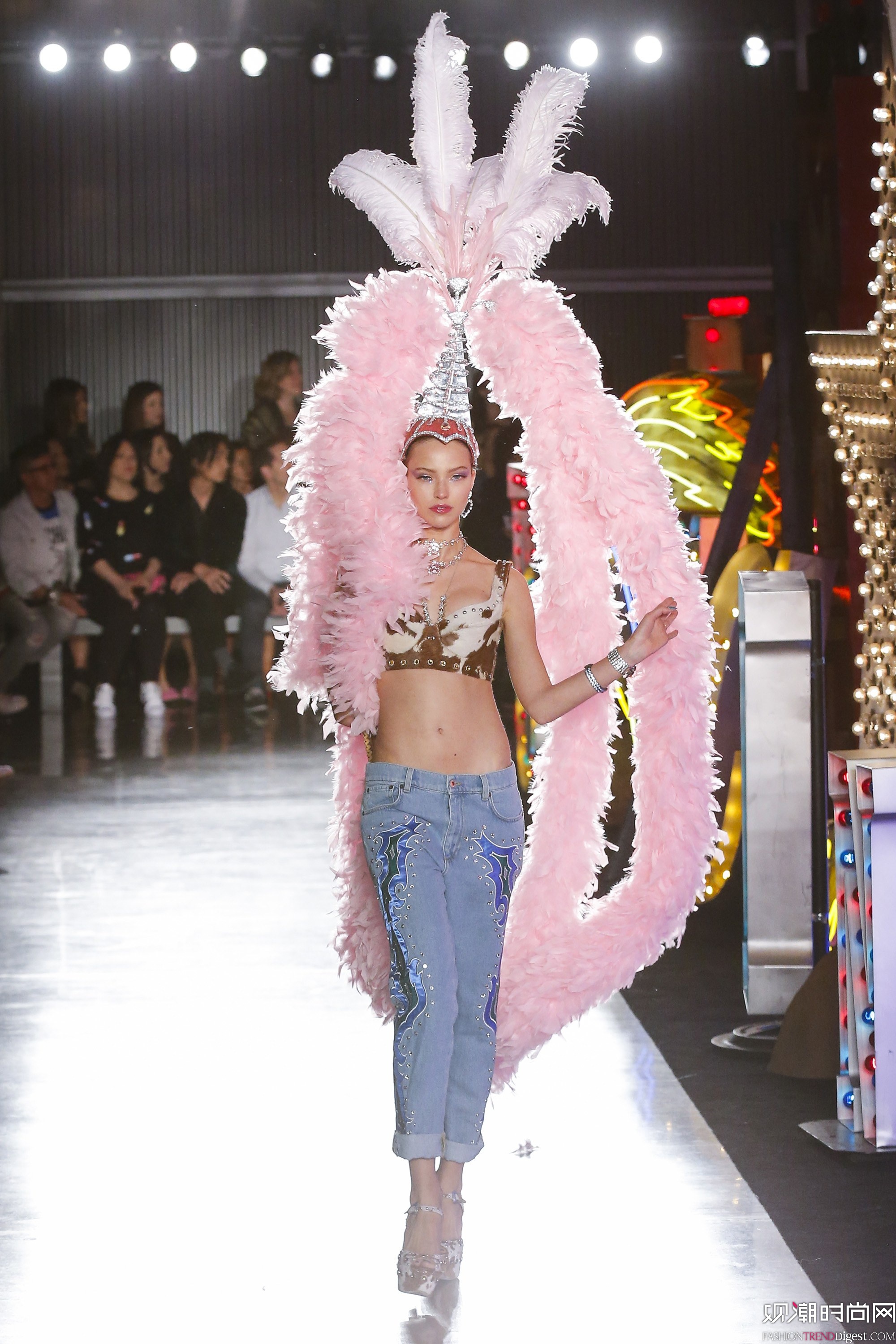 Moschino 2018������Ůװ�ϲ��㳡����ͼƬ