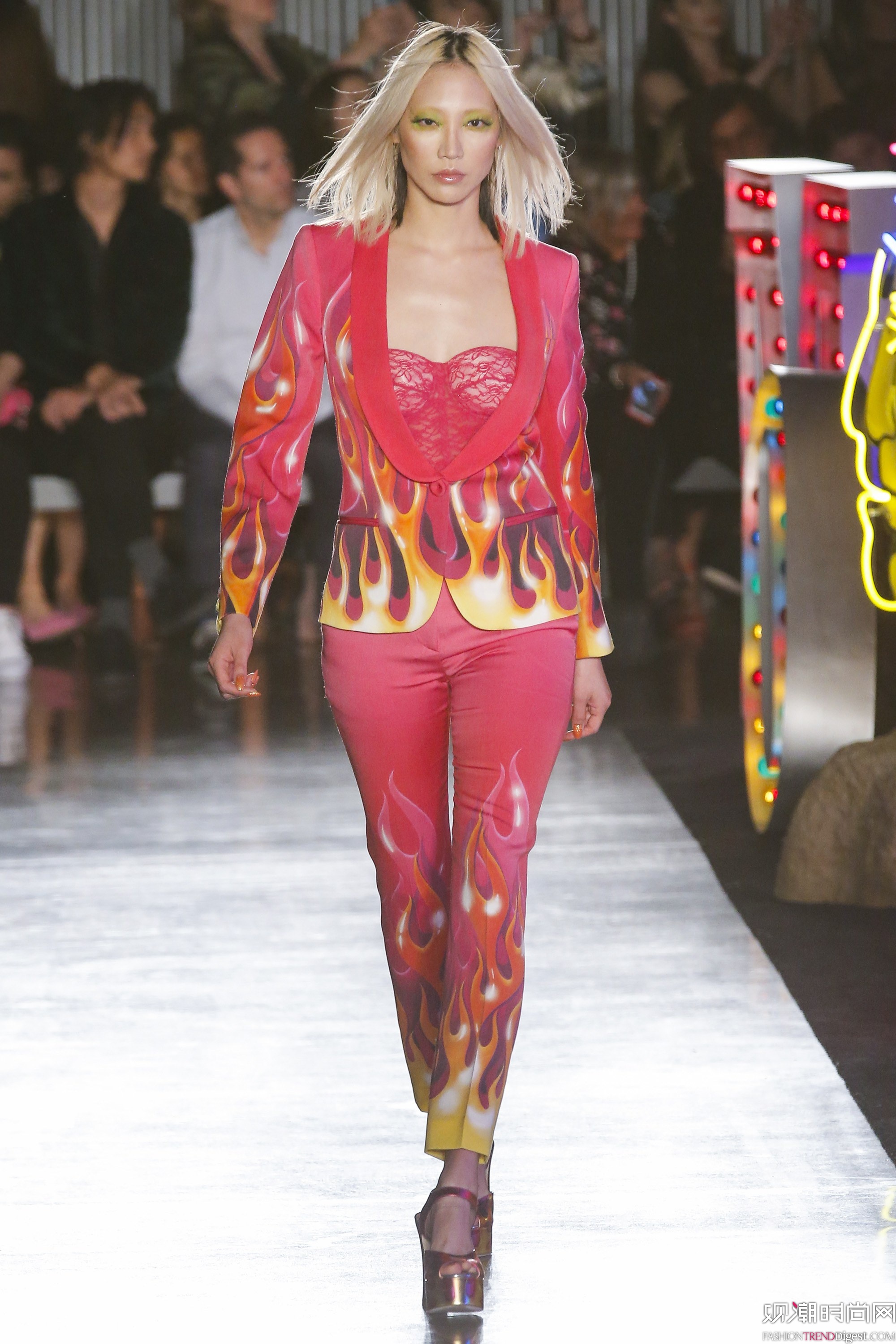 Moschino 2018������Ůװ�ϲ��㳡����ͼƬ