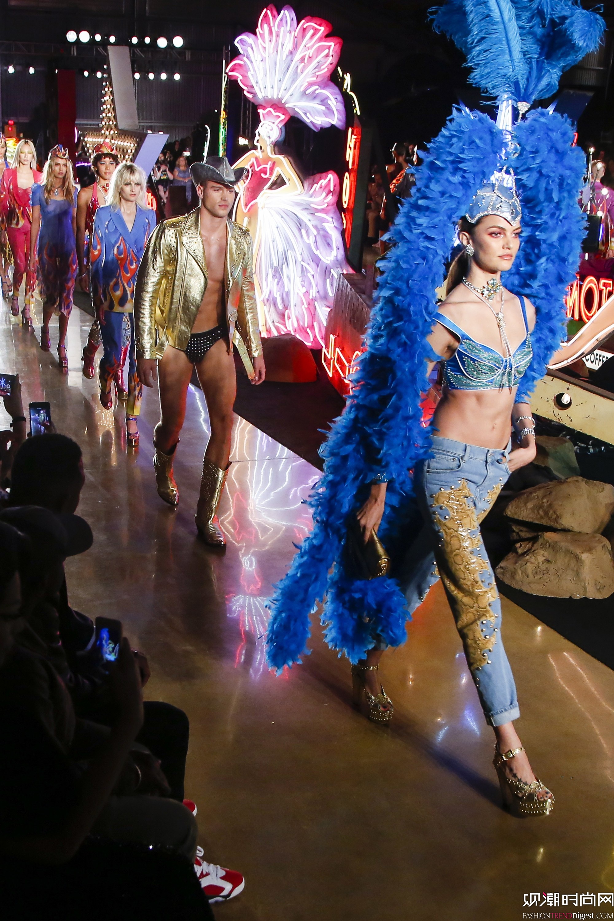 Moschino 2018������Ůװ�ϲ��㳡����ͼƬ