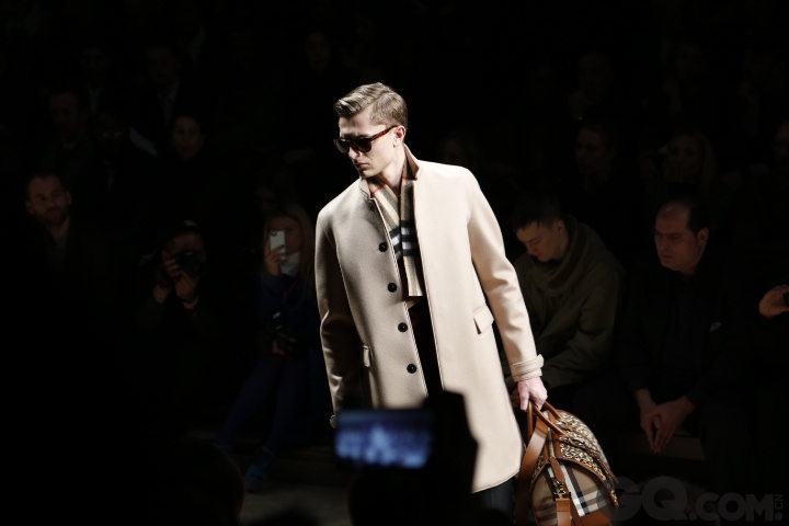 Burberry Prorsumľװͦ;俨ɫµ·ߣһ޺۲ʱɫع顣ΪͳǱصʱChristopher Bailey˶ƤơӱƵƣڲൽȫʿɧѳħ

<a href=