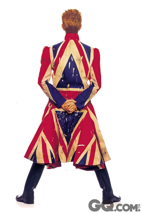 1997꣺SĎʮУDavid Bowiefͣ׃Nͣ^ʼK]70ǘӵI߷壬80һ䎧^Q֮ƽӹĵ˹ƕrֱ1997꡶Earthling݋ĳF@Ҳɞ֮һ@֊A˴OӋAlexander McQueen˜YԴ߀HˣDavidʹrb݋L^McQueenһļϣLՄgMcQueenһֱDavidҪ׌֪Ǽ֊A˴ǁAlexander McQueen