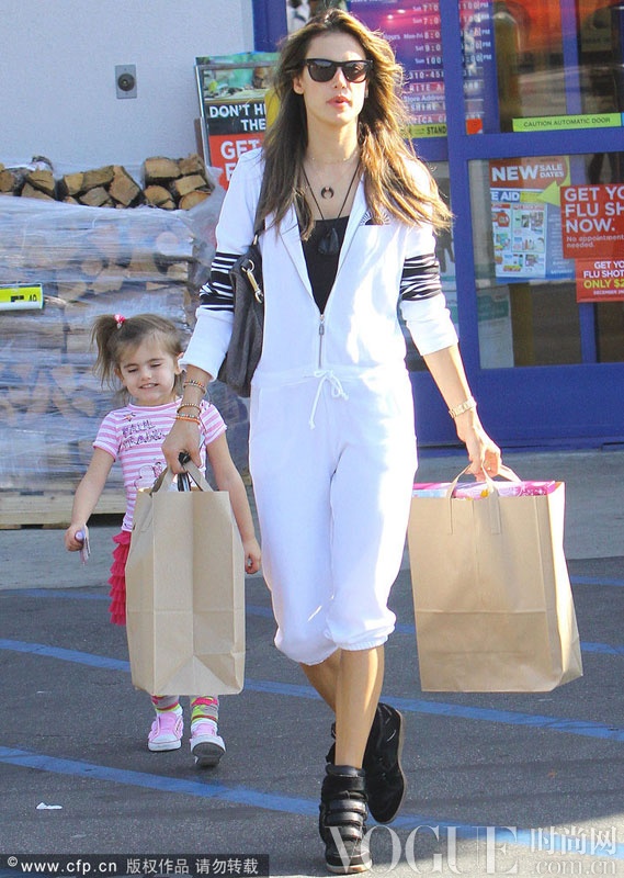 ����ɽ��-�������ݣ�Alessandra Ambrosio����Ů��������������ɫ�����˶����̿㣬��Isabel Marant�¸��˶���ѥ��