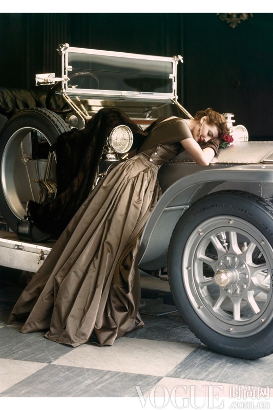 Wenda over the Rolls<br>
<br/>Wenda ParkinsonһMolyeux糤ȹһͬھͷеĻһ1907ɫ˹˹ӰƬ1950Vogue 4¿<br/><br>
ͼƬCorbis/? Norman Parkinson Ltd