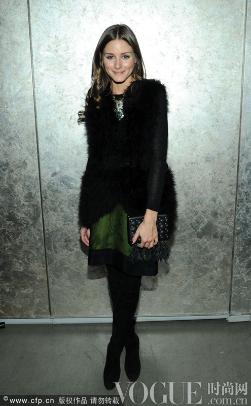 Olivia Palermo2013ﶬʱװܣɫƤ+ɫ+īɫȹ+ɫѥ+íװץ͵͵ݻڵľ޴͢ȫ