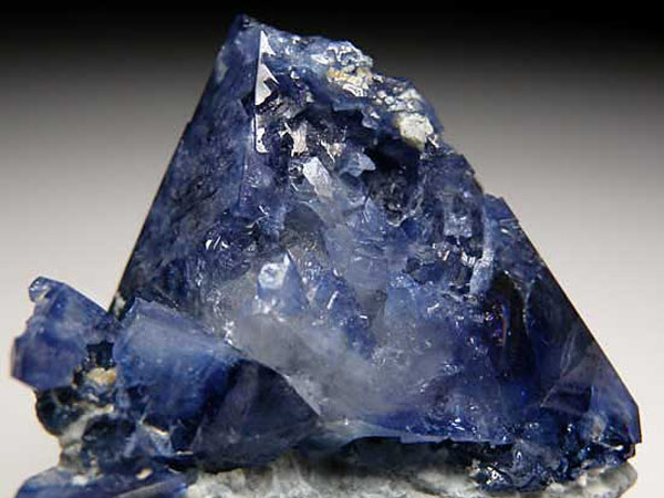 这10种宝石比钻石更珍贵 蓝锥矿(benitoite)