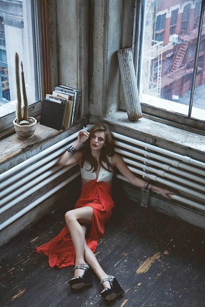 Laura Kampman演绎拉丁版《Harper’s Bazaar》 最新时尚大片高清图片