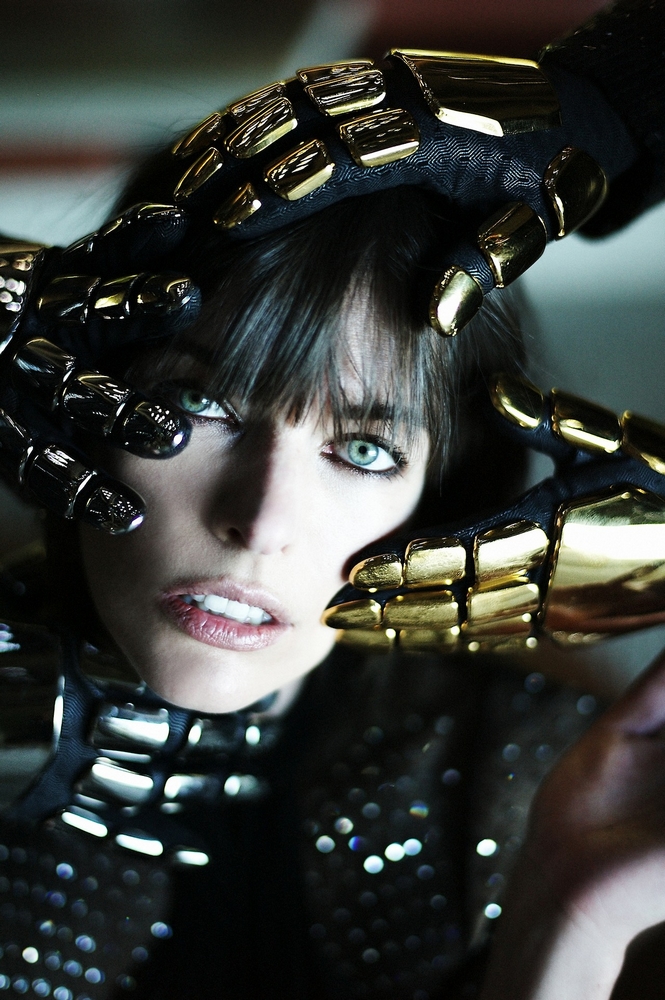 Daft Punk乐队携手Milla Jovovich为《CR Fashion Book》拍摄内页 5