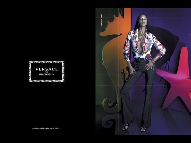 Adriana Lima为Versace for Riachuelo系列拍摄广告