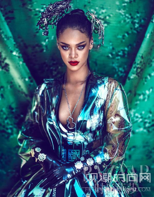 蕾哈娜首次登上中国版《Harper’s Bazaar》2015年4月号