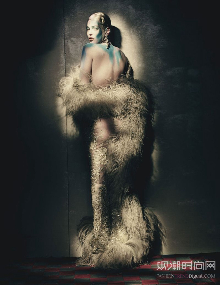 超模Kate Moss登上《W》杂志2015年4月号