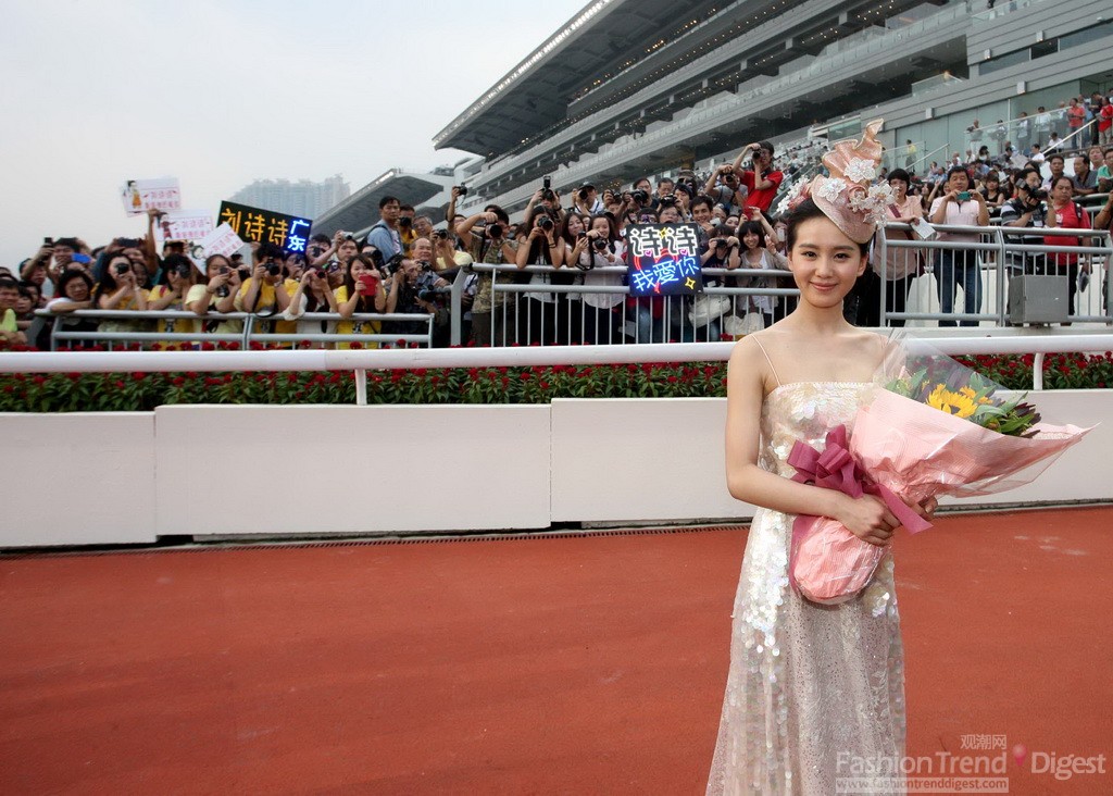 「莎莎妇女银袋日」形象大使刘诗诗穿越古今变身时尚丽人