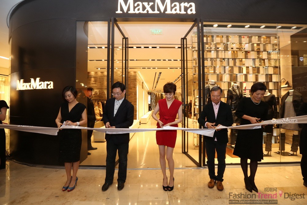 孙俪小姐与德基广场高层及MaxMara高层共同为MaxMara新店开幕剪彩