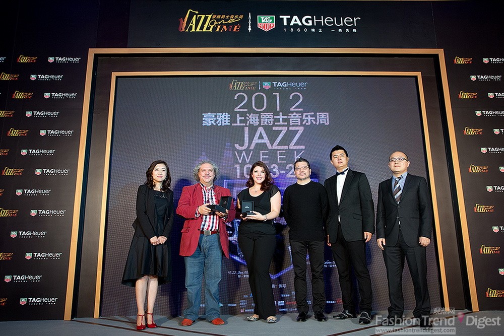 從左至右：TAG Heuer市場總監薛宏霞,爵士音樂家Roby Lakatos,爵士音樂家Jane Monheit、2012豪雅上海爵士音樂周藝術總監許可,上海致通文化傳播有限公司總經理陳宏慶,2012豪雅上海爵士音樂周組委會代表郭大治合影