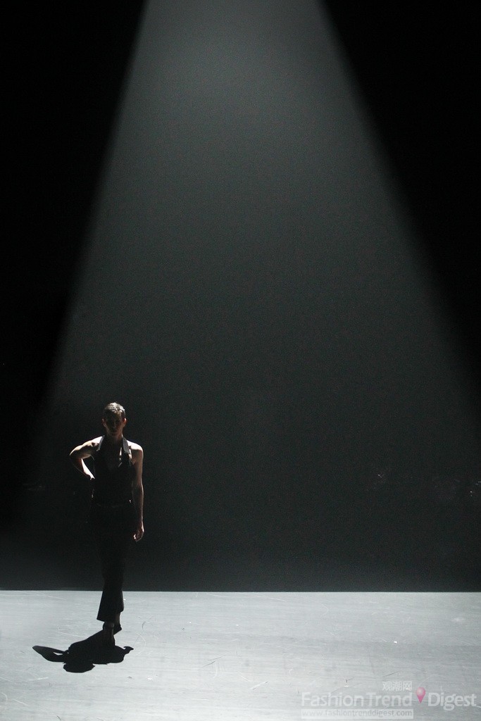 14 舞者奥德 阿拉戈（Aude Arago）女士灵动的舞姿在静谧灯光的映衬下显得尤为优雅