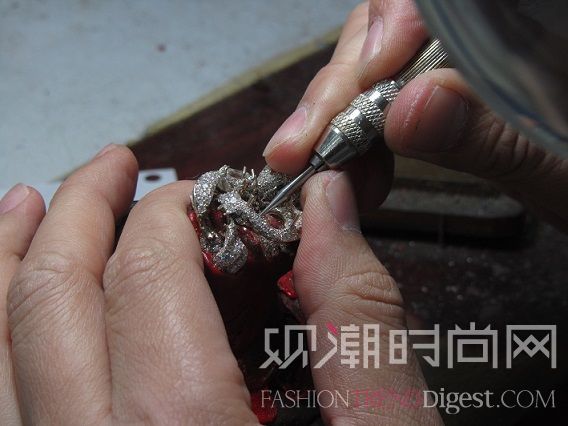 苏富比40周年珠宝拍卖Cindy Chao红宝石缎带戒指2352万成交